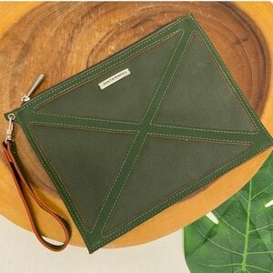 KLM Business Class Limited Edition Jantaminiau Amenity Green w Top Zip Closure